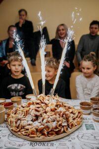 Kooker pannkoogi tort laste sünnipäevalaual