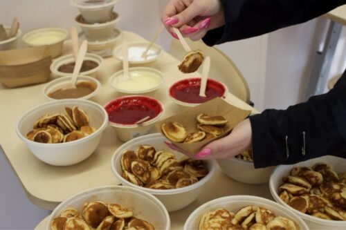 Kookeri minipannkookidest peolaud.