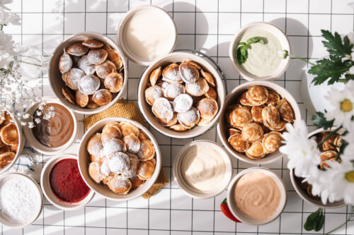 Kookeri soolased ja magusad minipannkoogid koosolekulaual.